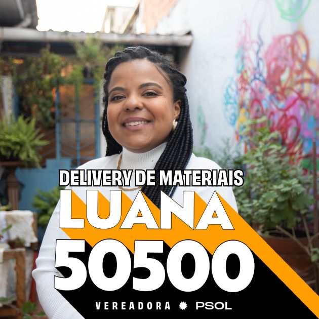 Luana Alves ao fundo, posicionada em frente a um muro com pichações e porta de uma casa com várias plantas. O texto Delivery de Materiais, Luana 50500, vereadora, PSOL, posicionado à frente.